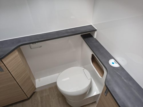 Hobby Optima De Luxe 70 F -Automaat-badkamer achter  foto: 16