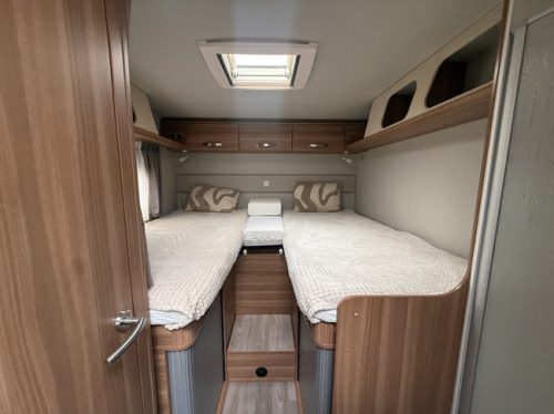 Weinsberg CaraSuite Edition IC-line 700 MEG 140 PS Euro 6 L&auml;ngsbetten+Hubbett elktr Sch&uuml;ssel TV Garage Fahrradtr&auml;ger Markise Fliegengitter T&uuml;r Kamera Foto: 15