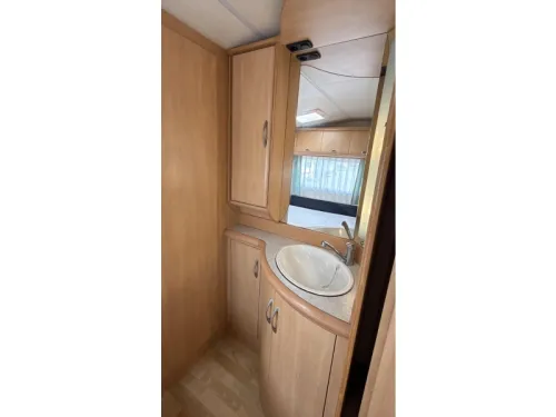 Hobby De luxe Easy 460 UFE franz&ouml;sisches Bett Rundsitzgruppe Toilette Foto: 11