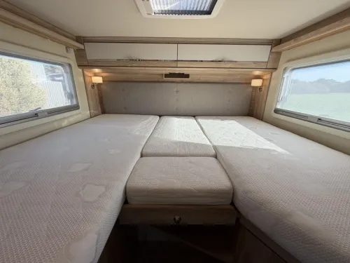 Eura Mobil Profila T 695 EB Wintervast, Lengtebedden  foto: 12