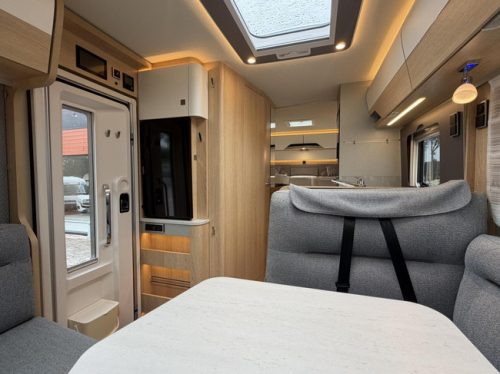 Hymer B600 MC WhiteLine Automatic Single Beds Awning Large Garage photo: 11