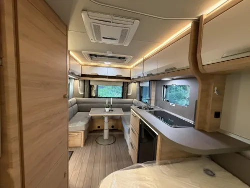 Knaus Sudwind Black Selection 450 FU Dachklimaanlage / franz&ouml;sisches Bett Foto: 11
