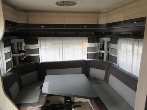 Hobby De Luxe 495 UL WITH FIXED AWNING AND MOVER photo: 9