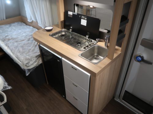 Knaus Sport 460 EU EINZELBETTEN / GER&Auml;UMIGE SITZGRUPPE Foto: 10