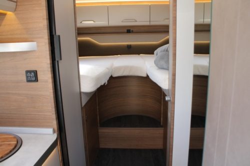Junger Knaus VanSation 650 Peugeot 2.2 l/ 165 PS mit nur 7.873 km Einzelbetten (45 Foto: 40