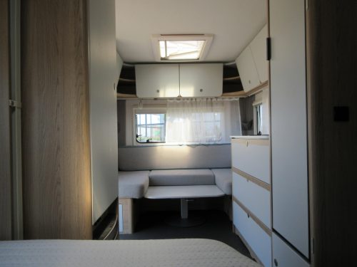 Dethleffs Aero 470 FR WITH MOVER AND FIXED AWNING photo: 3