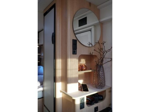 LMC Style 440 D model 2027, French bed photo: 21