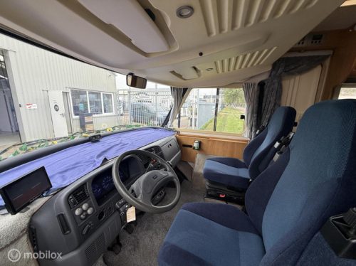 Hymer B574 &ndash; Spacious A-class Motorhome with fixed bed AND generous pop-top bed photo: 5