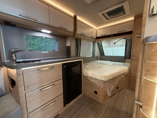 Knaus Sudwind Black Selection 450 FU Dachklimaanlage / franz&ouml;sisches Bett Foto: 17