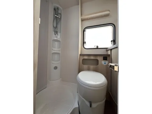 Hobby De Luxe 545 KMF sfeer-3bed-c6e-vloerv-etc  Foto: 12
