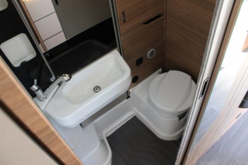 Junger Knaus VanSation 650 Peugeot 2.2 l/ 165 PS mit nur 7.873 km Einzelbetten (45 Foto: 48
