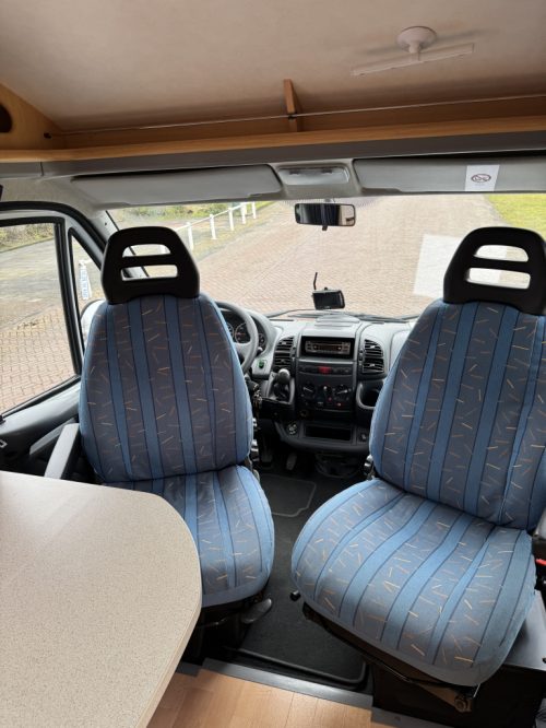 Dethleffs Globebus 1 110 HP, Transverse bed, half-dinette, swivel seats, Engine air conditioning, neat camper, length 6.00 Year 2006 Camper centrum on the road Marum photo: 5