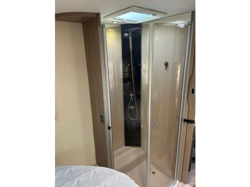 Chausson 718 EB 2.3 131 HP Fiat Ducato Semi-Integrated Camper QUEENS BED IN Height adjustable photo: 11