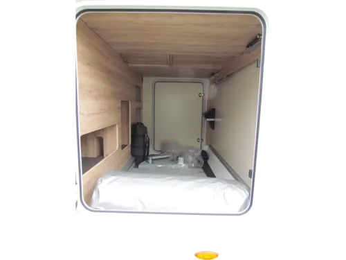 Eura Mobil Profila RS 695 EB Mondial, Single beds and Pop-top roof  photo: 10
