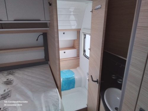 Fendt Apero 465 SFB central kitchen and French bed photo: 9