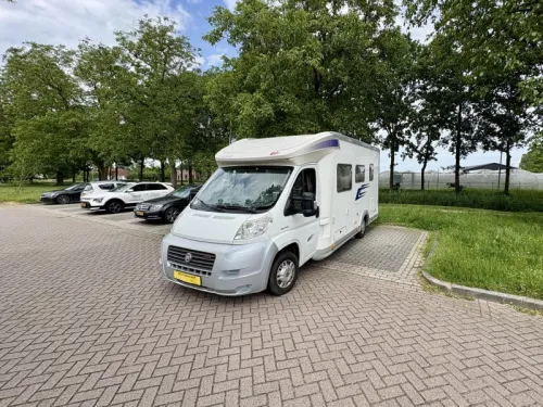 Eura Mobil Terrestra 670 SB French bed photo: 5