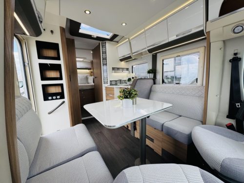 Adria Matrix Plus 670 DC Queensbed Hubbett Wechselrichter Foto: 1