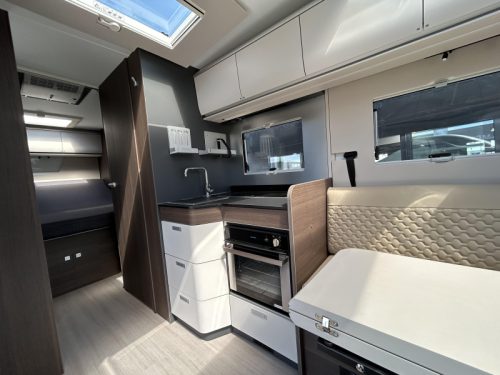 Adria Coral Supreme 670 DC 180HP - automatic - leather photo: 9
