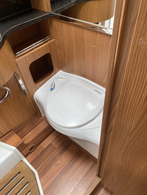 Hymer T 674 SL  2.3  MultiJet 160 HP,  Semi-integrated,  2  Single beds,  Engine air conditioning, Aut. dish    etc. Year of manufacture 2011 Camper Centrum On the Road at the Noorderringweg 4 in Marum. photo: 22
