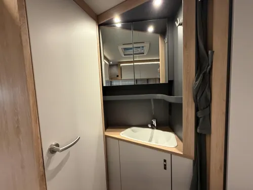 Knaus Sport 450 FU Rundsitzgruppe / Franz&ouml;sisches Bett  Foto: 16