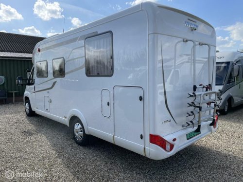 Hymer Tramp 698 Semi-integrated with Pop-top roof AND Queen bed 2X Air conditioning, Solar very few km's! photo: 7