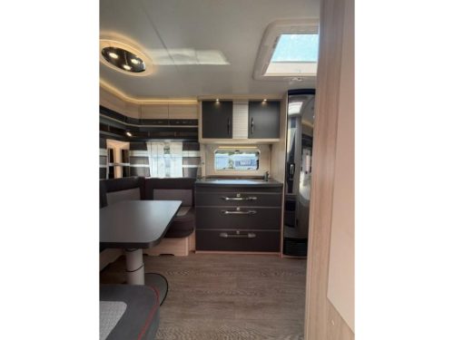 Hobby De Luxe Edition 460 UFE Including Awning and Mover photo: 11