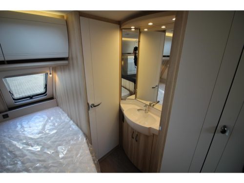 Hobby De Luxe 400 SFE French bed & tall refrigerator photo: 8