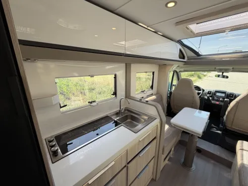 Adria Compact Supreme DL Face-to-Face, 160HP photo: 9