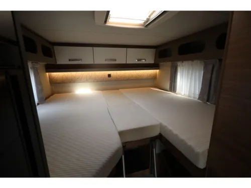 Weinsberg CaraSuite 650 MEG Camas individuales y techo elevable foto: 19