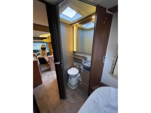 B&uuml;rstner Ixeo Plus 726 IT Queen bed Pop-top roof Air conditioning photo: 17
