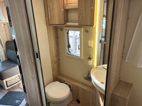Eura Mobil Profila RS 720 QB QUEENSBED + HUBDACH Foto: 6