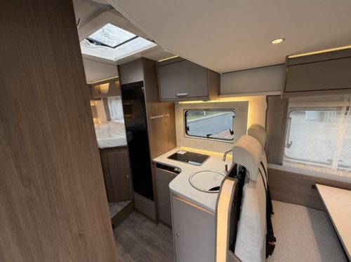 Carado T328 Pro+ Automatic pop-top roof 5 seats photo: 14