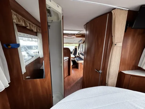 Laika Kreos 7010 French bed/pop-top roof/automatic photo: 7