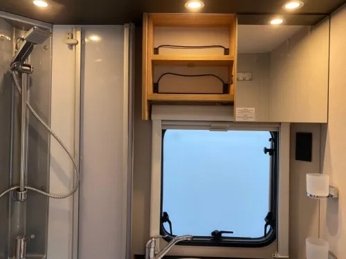 Dethleffs Globebus T 6 - Tall refrigerator photo: 14