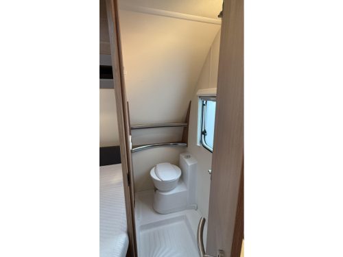 Knaus Sport 450 FU lit &agrave; la fran&ccedil;aise d&icirc;nette lit transversal toilette photo : 11