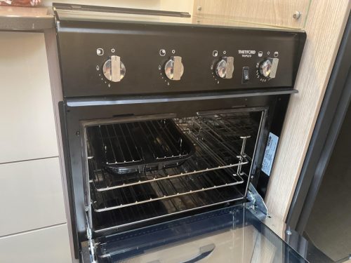 B&uuml;rstner Nexxo Van 700 Qeensbed photo: 1