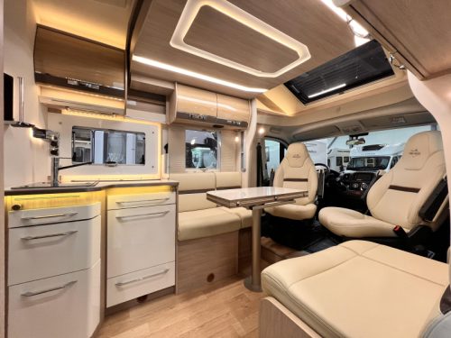 Rapido 696 F Premium Edition Face to face  Foto: 2