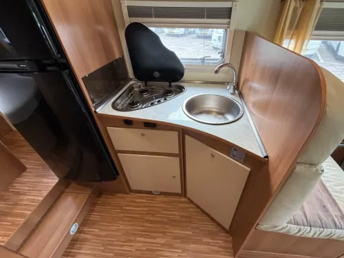 P.L.A. Wohnmobil Voyager Queensbed Hubdach  Foto: 10