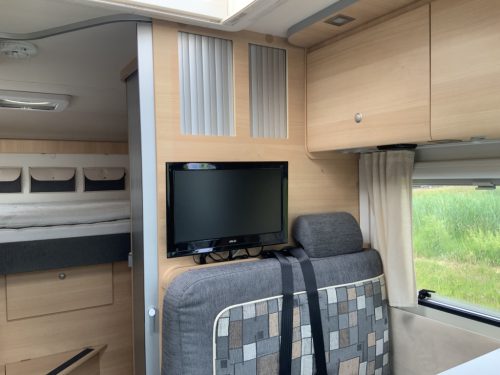 Knaus Van Ti 600 ME &ndash; Complete 3 liter 160 HP Semi-integrated, fixed bed, half-dinette, swivel seats Motorhome centre on the road photo: 13