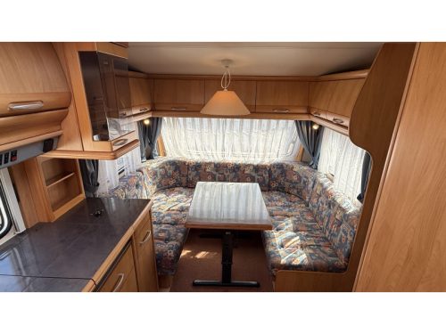 Hobby Excellent 495 UFE franz&ouml;sisches Bett Rundsitzgruppe Toilette Foto: 2