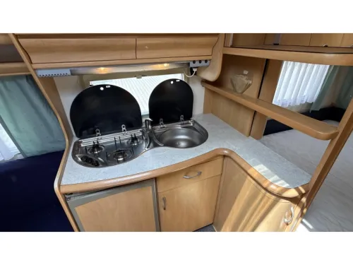 Hobby De luxe Easy 460 UFE franz&ouml;sisches Bett Rundsitzgruppe Toilette Foto: 4