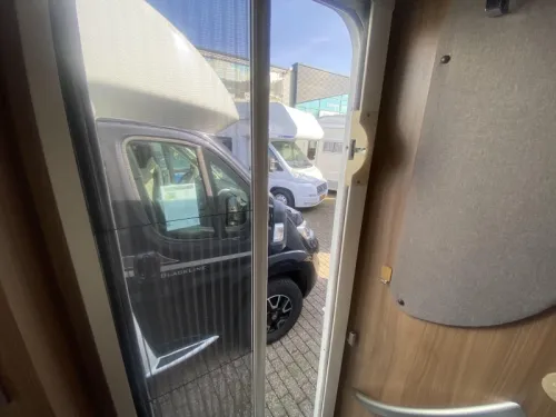 Pilote Aventura P 730 with queen bed AND LUXURY photo: 12