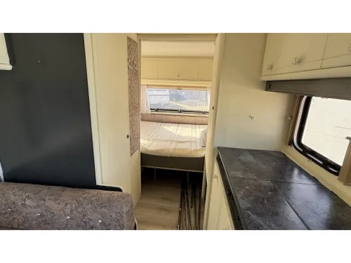 Dethleffs Camper 440 T asiento de tren cama fija aseo foto: 2