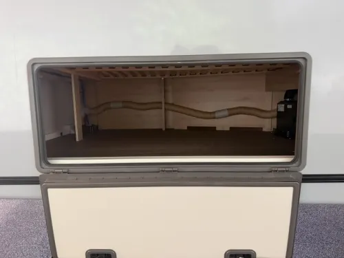 Knaus Sudwind Black Selection 450 FU Dachklimaanlage / Franz&ouml;sisches Bett Foto: 8
