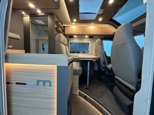Malibu Van Comfort 640 LE Charming GT Skyview photo: 3
