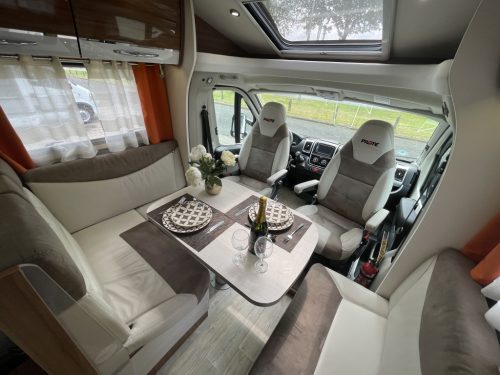 Pilote P 740 GJ QUEENSBED TREKHAAK ZONNEPANEEL EURO6 Foto: 12