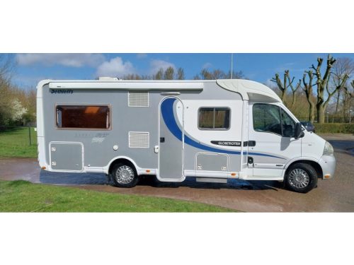 Dethleffs Globetrotter 6844 RT with a beautiful French bed photo: 4