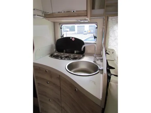 Eura Mobil Profila RS 695 EB L&auml;ngsbett, Hubbett, Automatik Foto: 4