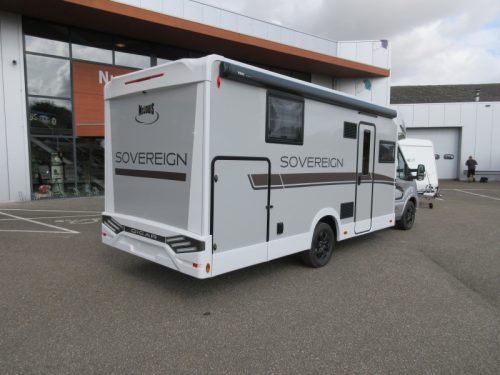 McLouis Sovereign 381 Queens bed / automatic photo: 2