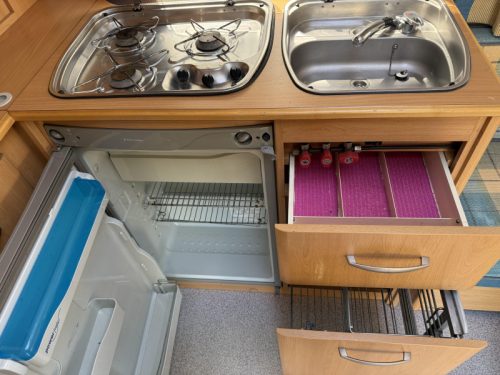 Knaus Sudwind 450 TF Franz&ouml;sisches Bett Rundsitzgruppe Vorzelt  Foto: 9